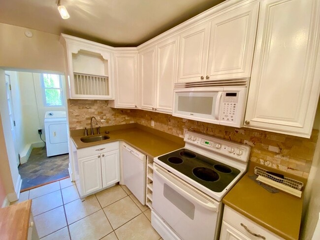 Building Photo - Charming 2 Bedroom/ 1.5 Bathroom Townhome in Fells Point Home w/ Private Patio!