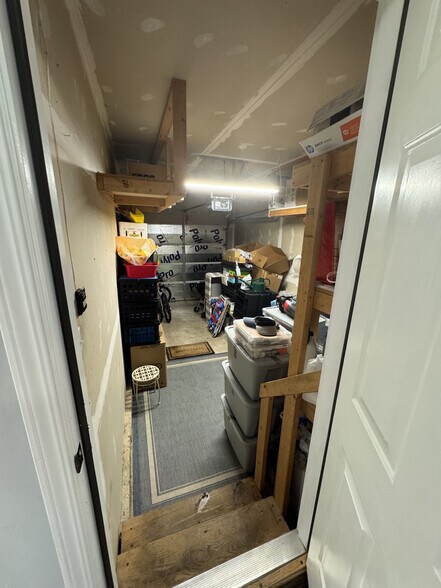 Garage Space - Closed Private Garage - 401 Heritage Commons Cir