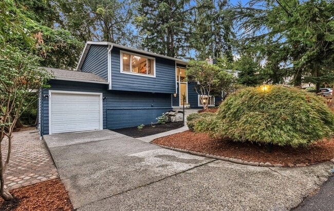 Building Photo - 4 Bed and 2 Bath Beautiful Bellevue Single...