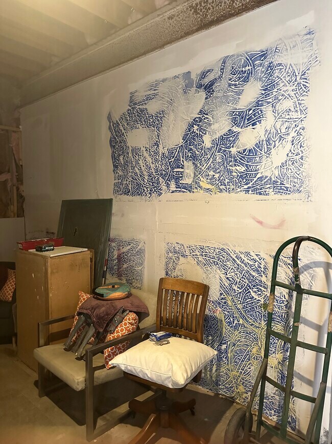 Building Photo - 10k sqft LiveWork Space w Green/White Screen