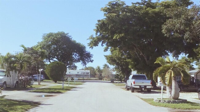 Building Photo - 6125 SW 48th Ct