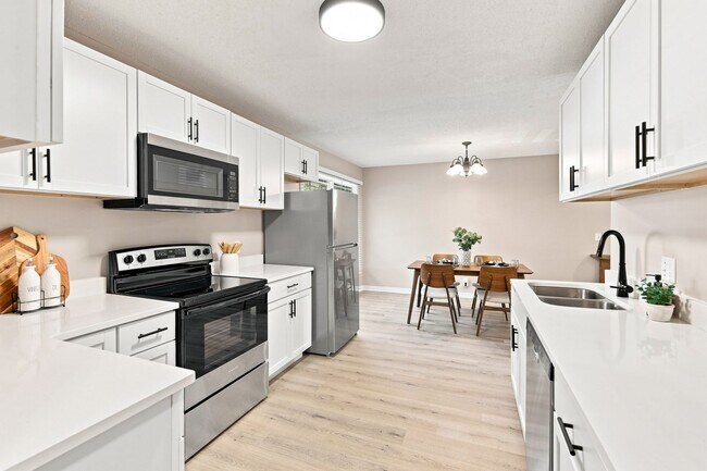 Building Photo - 350 Skyline Dr