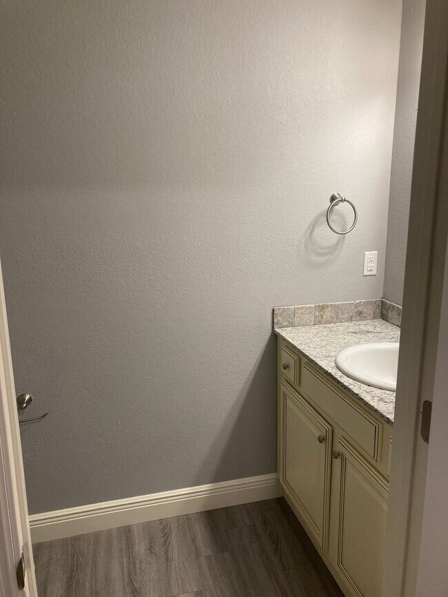 Building Photo - PRE-LEASING Adorable 3 bedroom 3.5 bath Duplex!