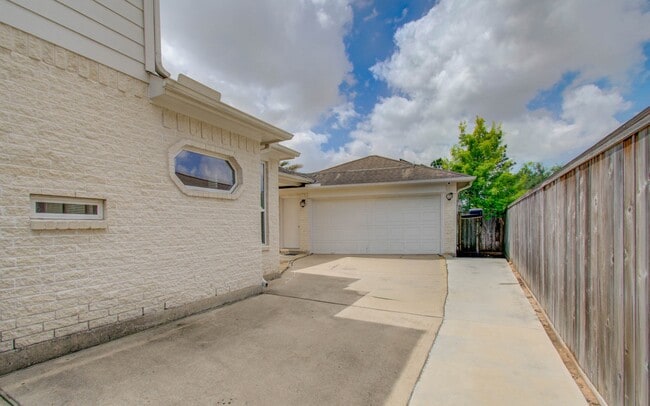 Building Photo - 1510 Lake Grayson Dr