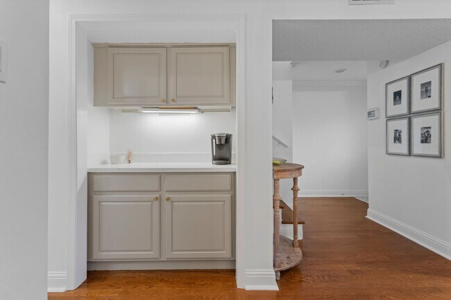 Building Photo - Oak Cove Condo