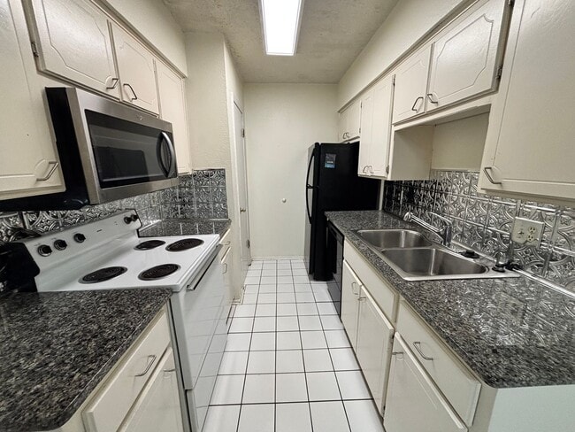Building Photo - 1-bed, 1-bath apartment with washer and dryer provided