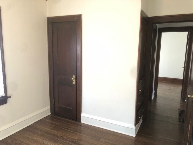 Building Photo - Charming 2 Bedroom House!