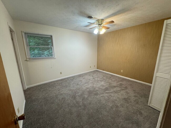 Building Photo - Lone Oak House