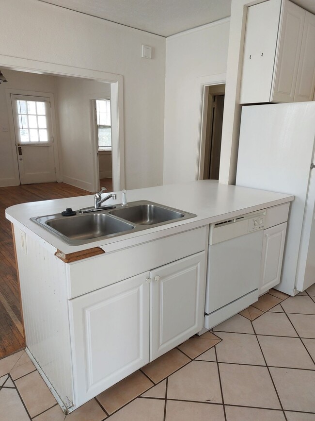 Building Photo - College Housing - 4 bedrooms