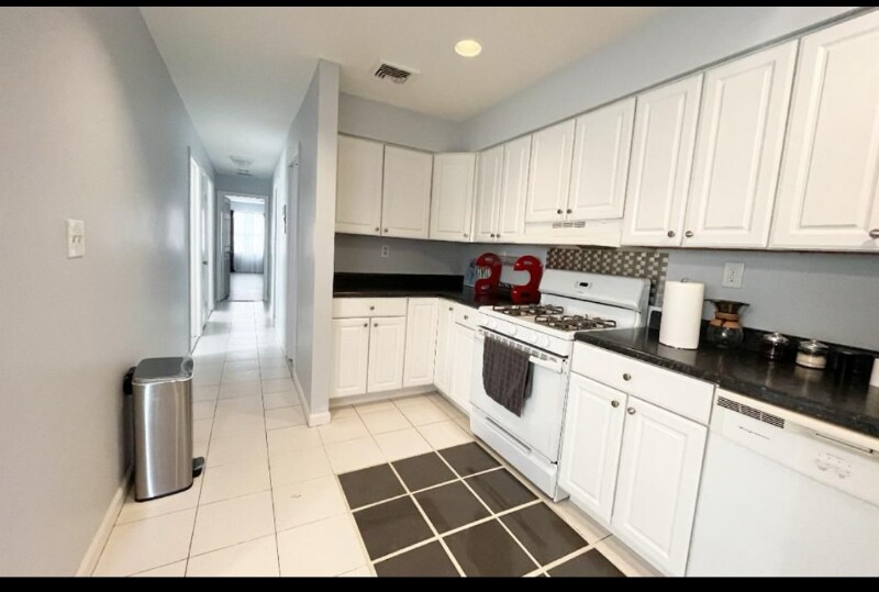 Primary Photo - 301 72nd St