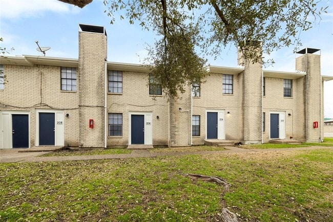 Building Photo - 210 W Lake Dr