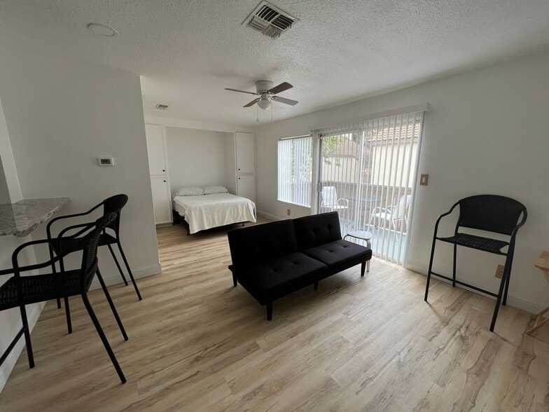 Building Photo - 3701 Colonial Dr