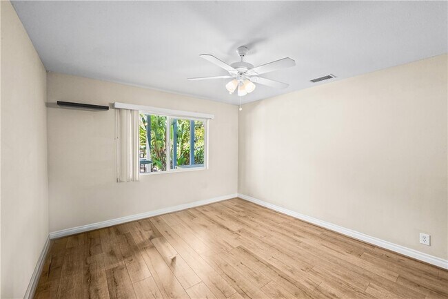 Building Photo - 542 N Waverly St