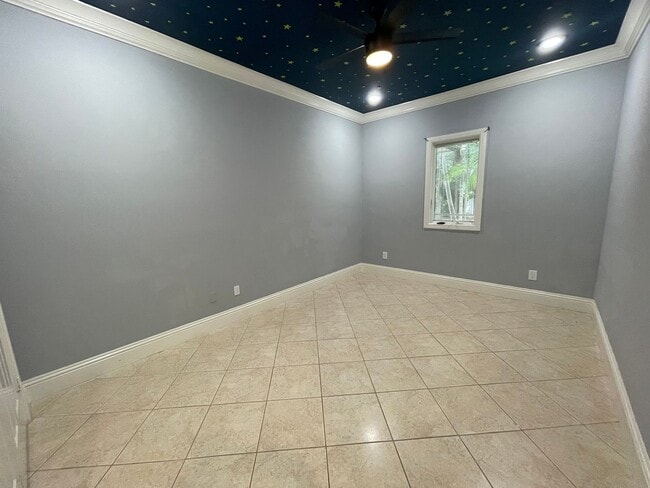 Building Photo - ANNUAL RENTAL - 3 BEDROOM + DEN/ 3 BATH SP...