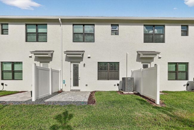 Building Photo - 2880 SE Federal Hwy