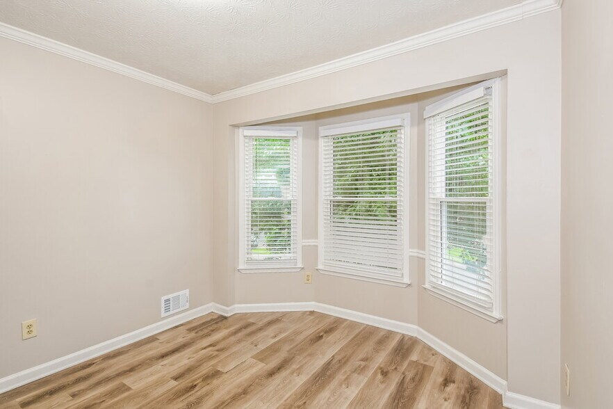 Building Photo - 1111 Realm Ln
