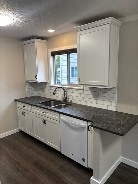 Quartz counters/breakfast bar - 8204 Mentra St