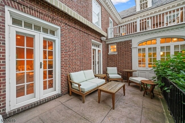 Building Photo - 655 Lake St