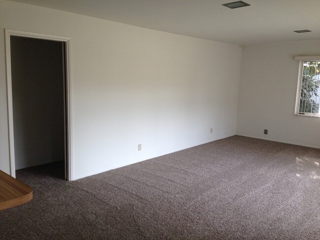 Building Photo - Hillside Home with Ocean Views!!