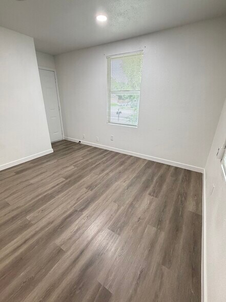 Building Photo - 3500 E Rosedale St