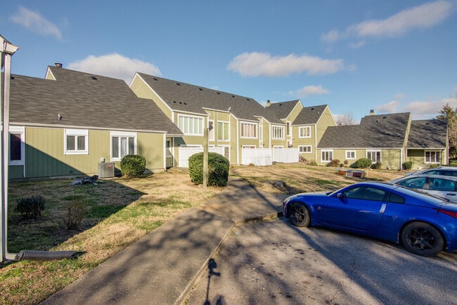 Building Photo - Amazing and spacious 3/2.5 Hermitage Townhouse with fireplace & patio!!! Pets ok!