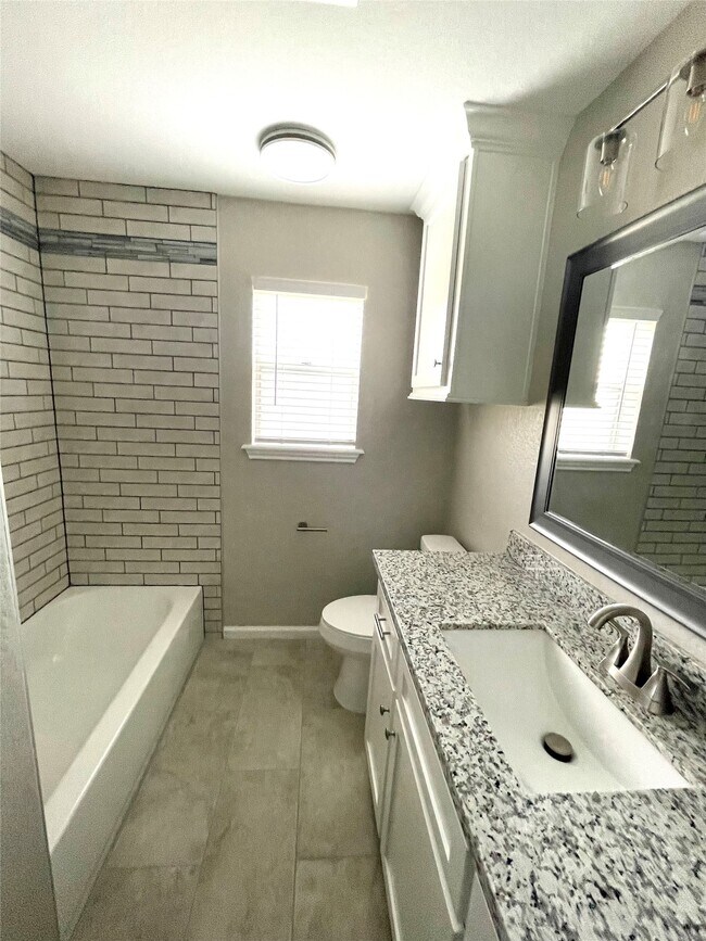 Building Photo - 321 Petunia St