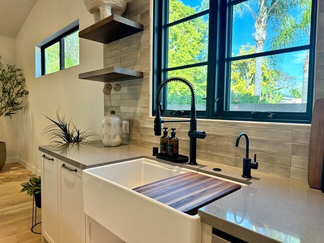 Building Photo - 1910 Raymond Ln