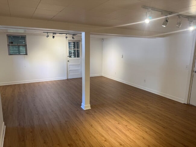 Building Photo - Updated 3 bed 2 bath. Garage and screened porch