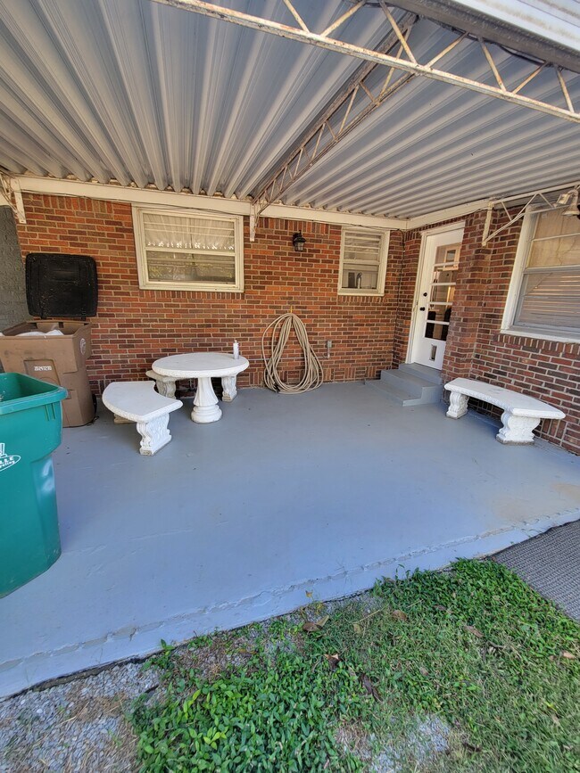 patio, rear - 2948 McGavock Pike