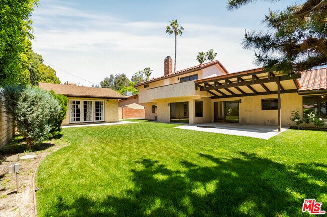 Building Photo - 4933 Collett Ave