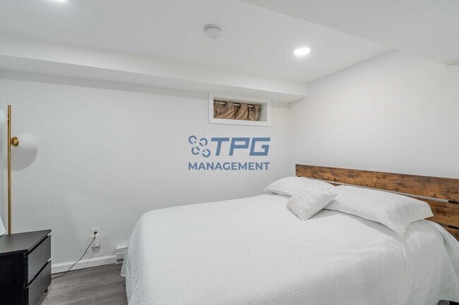 Building Photo - 211 Park Ave