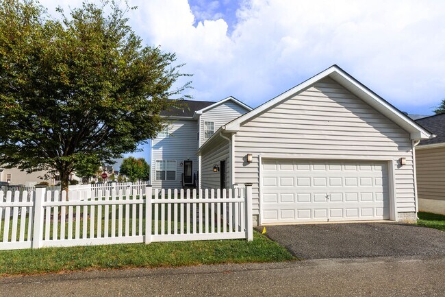 Building Photo - 4 bed, 2.5 bath Single Family Home in Char...