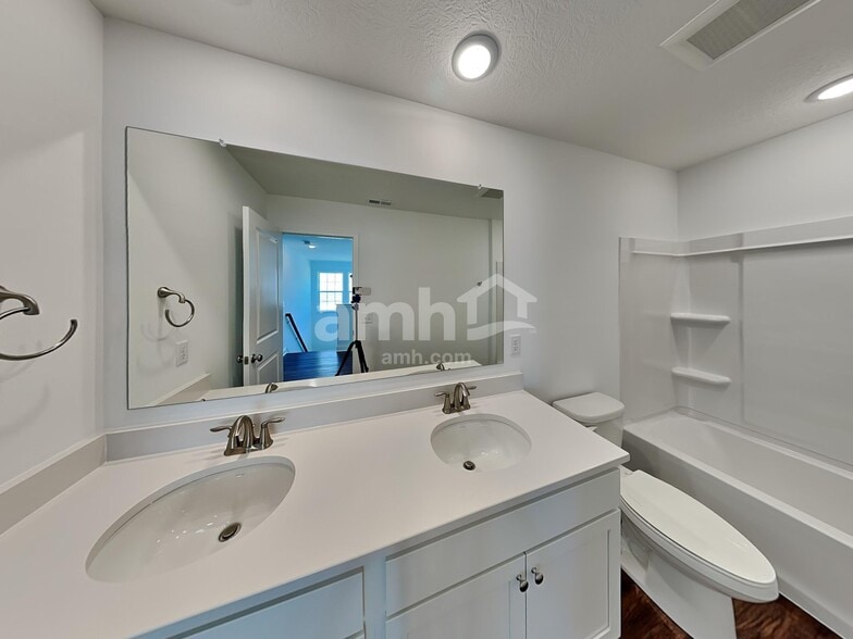 Building Photo - 1077 Castor Dr