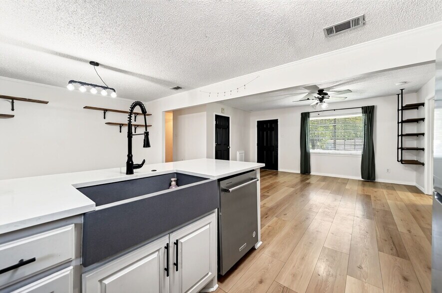 Building Photo - 505 Whittle Way