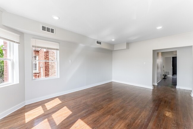 Building Photo - 1121 N Leclaire Ave