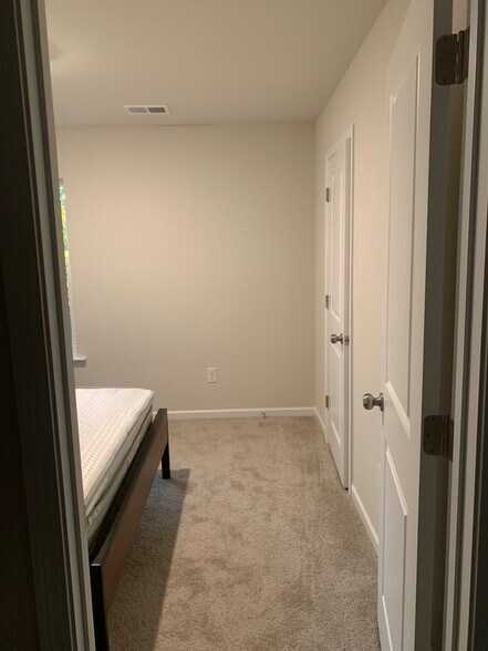 Building Photo - 1086 W Bank St