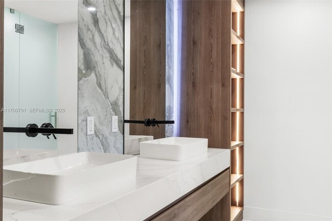 Building Photo - 116 W 1st Ct