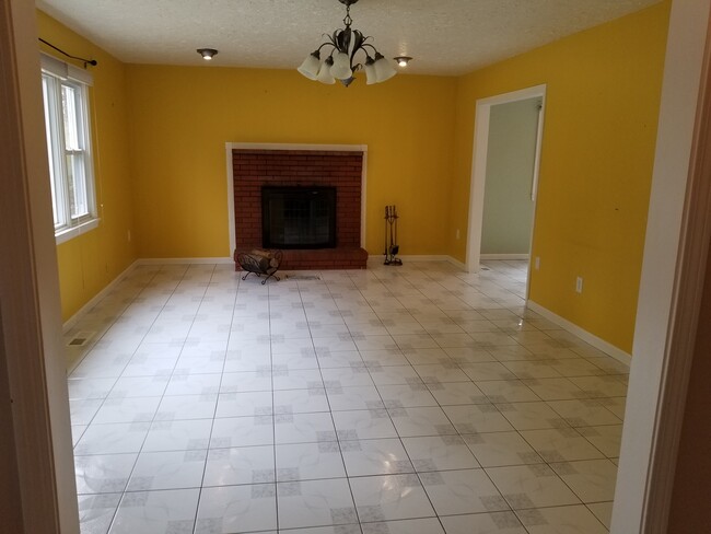 Building Photo - 85 Pond St