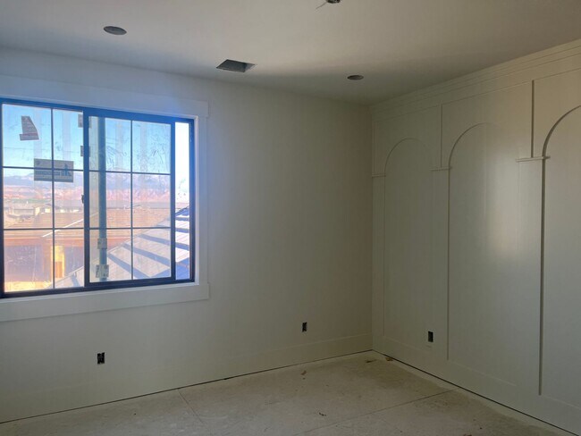 Building Photo - Gorgeous 6 bedroom with Pool and RV Garage