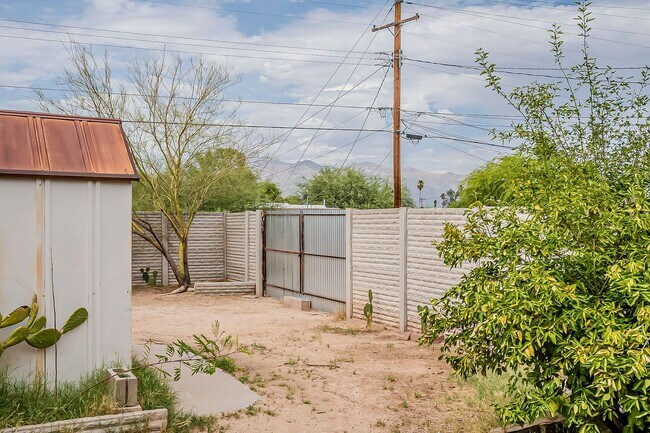 Building Photo - 1437 E Lester St