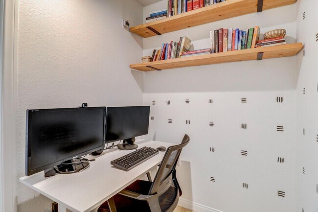 Building Photo - 3504 Shoreline Bluff Ln