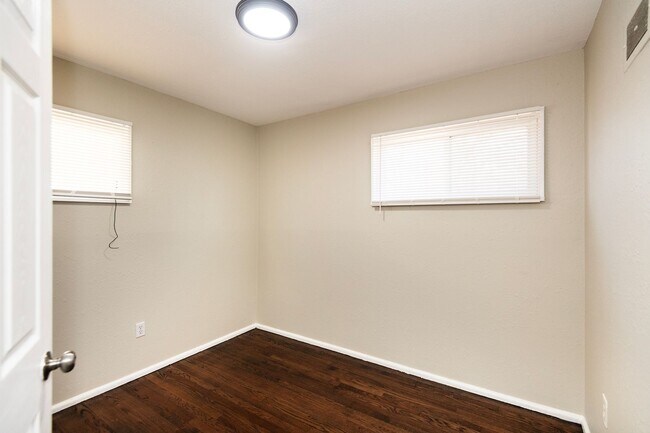 Building Photo - Comfortable 3 Bedroom 1 Bathroom Home