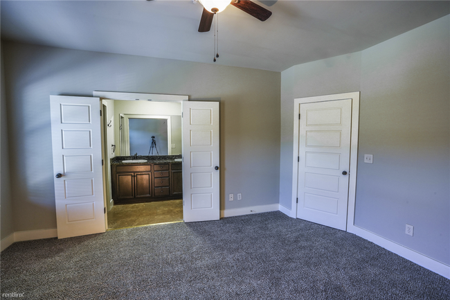 Building Photo - 3 br, 3.5 bath Townhome - 1304 Essex Manor...