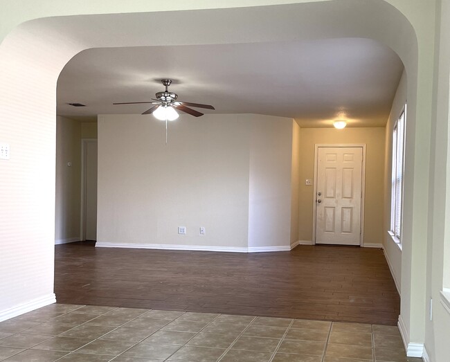 Front entry/living area - 2009 Bowie Ln