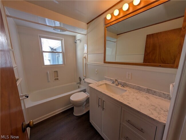 Building Photo - 703 Avondale St