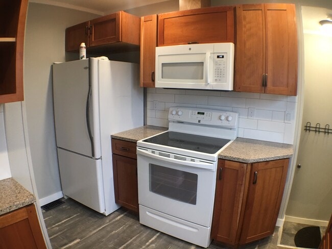 Building Photo - Renovated Modern Duplex