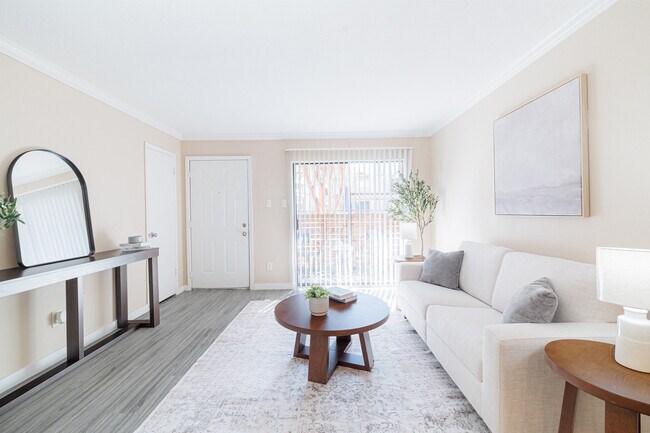 Building Photo - Welcome Home to Comfort and Convenience 2/2