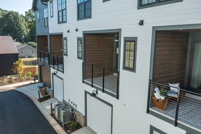 Building Photo - 2 BR 2.5 BA- Downtown Greenville Townhome-...