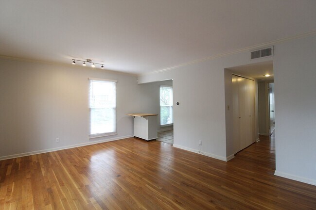 Building Photo - 1/2 OFF June Rent On This 2 Bedroom 1 Bath Apartment In The West Plaza Area