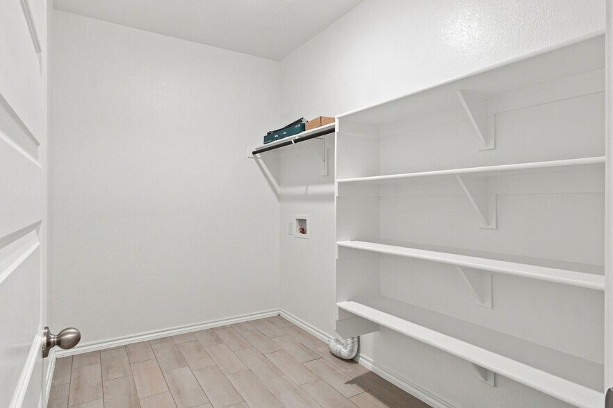 Building Photo - 944 Ravenwood Ln